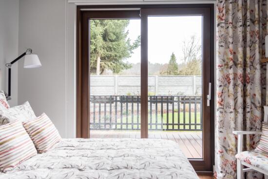 Jak udekorować okno w sypialni?