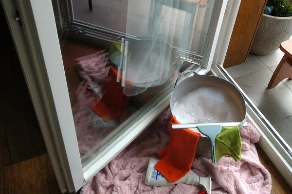 Jak myć okna, żeby nie zostawały smugi?