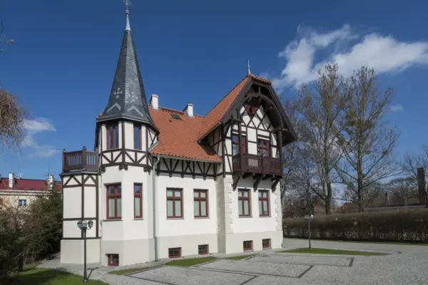 Czerwony dach - jaka elewacja i jakie okna pasują najlepiej?